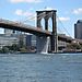 Les chutes d'eau sous le Pont de Brooklyn