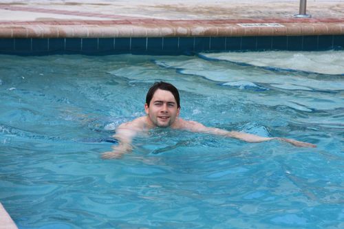 retour du beau temps et trempette a la piscine de l'hotel