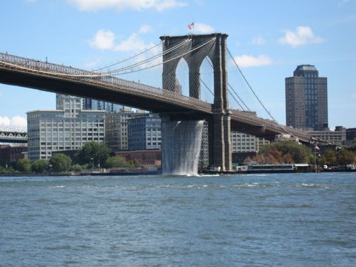 Les chutes d'eau sous le Pont de Brooklyn