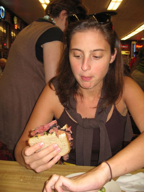 chez Katz's, dévorant avec plaisir un sandwich au pastrami!!!