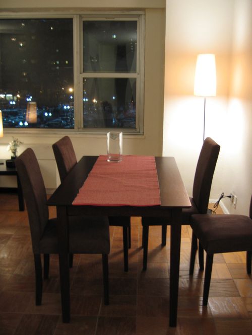 la table de la salle à manger avec le chemin de table
